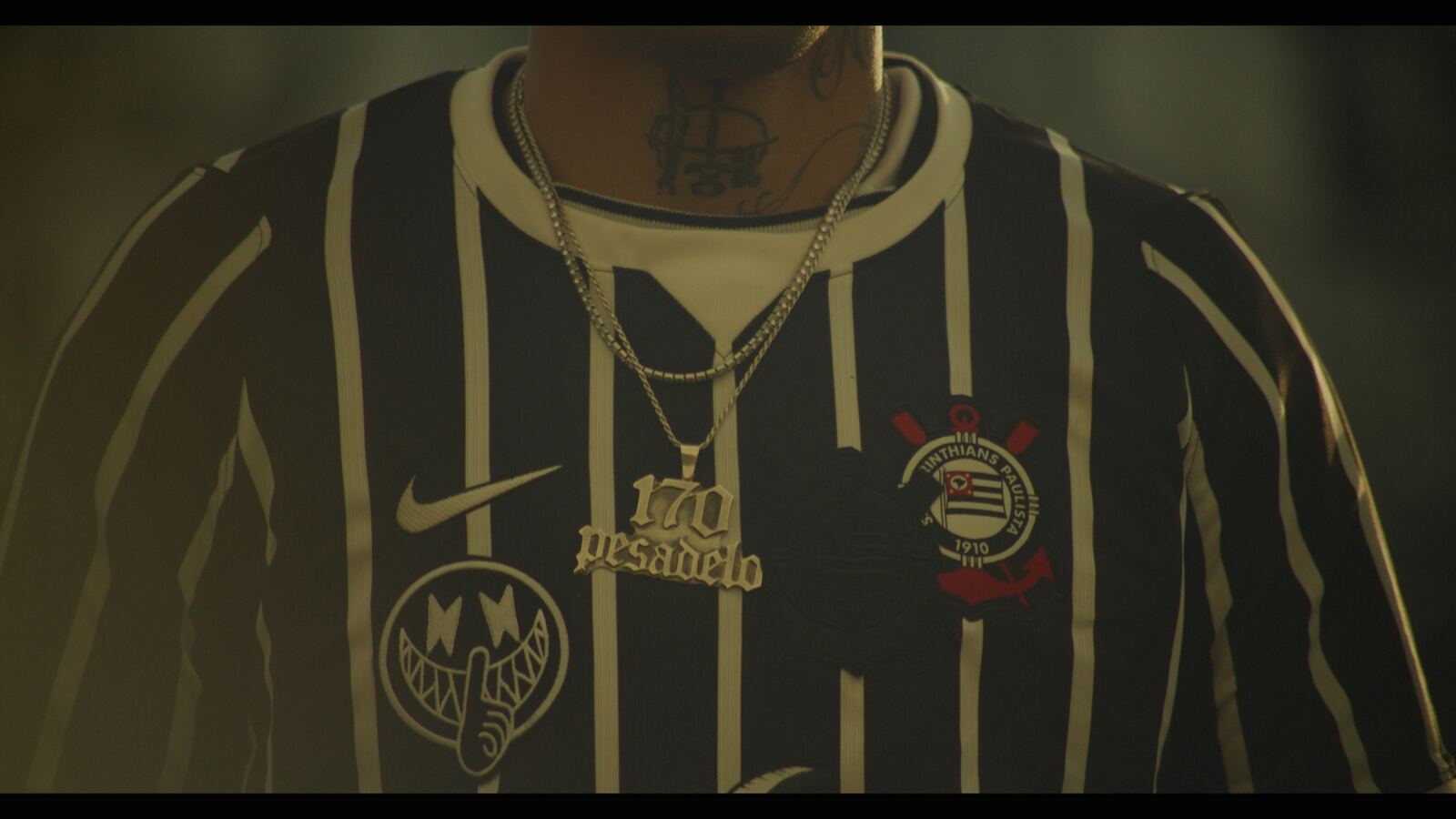 Close-up of the 170 Pesadelo necklace over the Corinthians jersey
