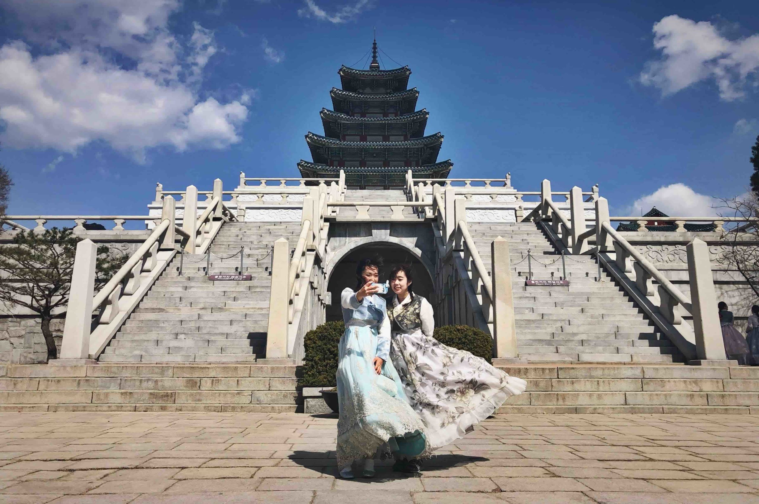 Meninas com hambuks no Gyeongbokgung Palace em Seoul Nik Fonseca foto