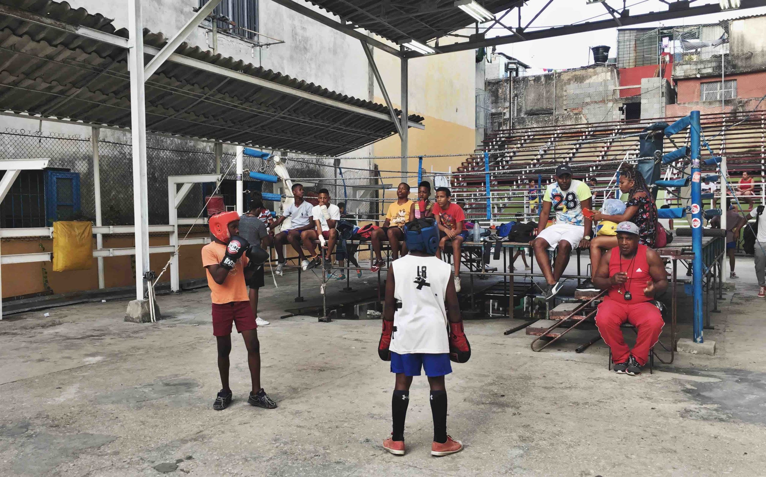 Crianças treinam boxe no tradicional Rafael Trejo em Havana - Nik Fonseca foto