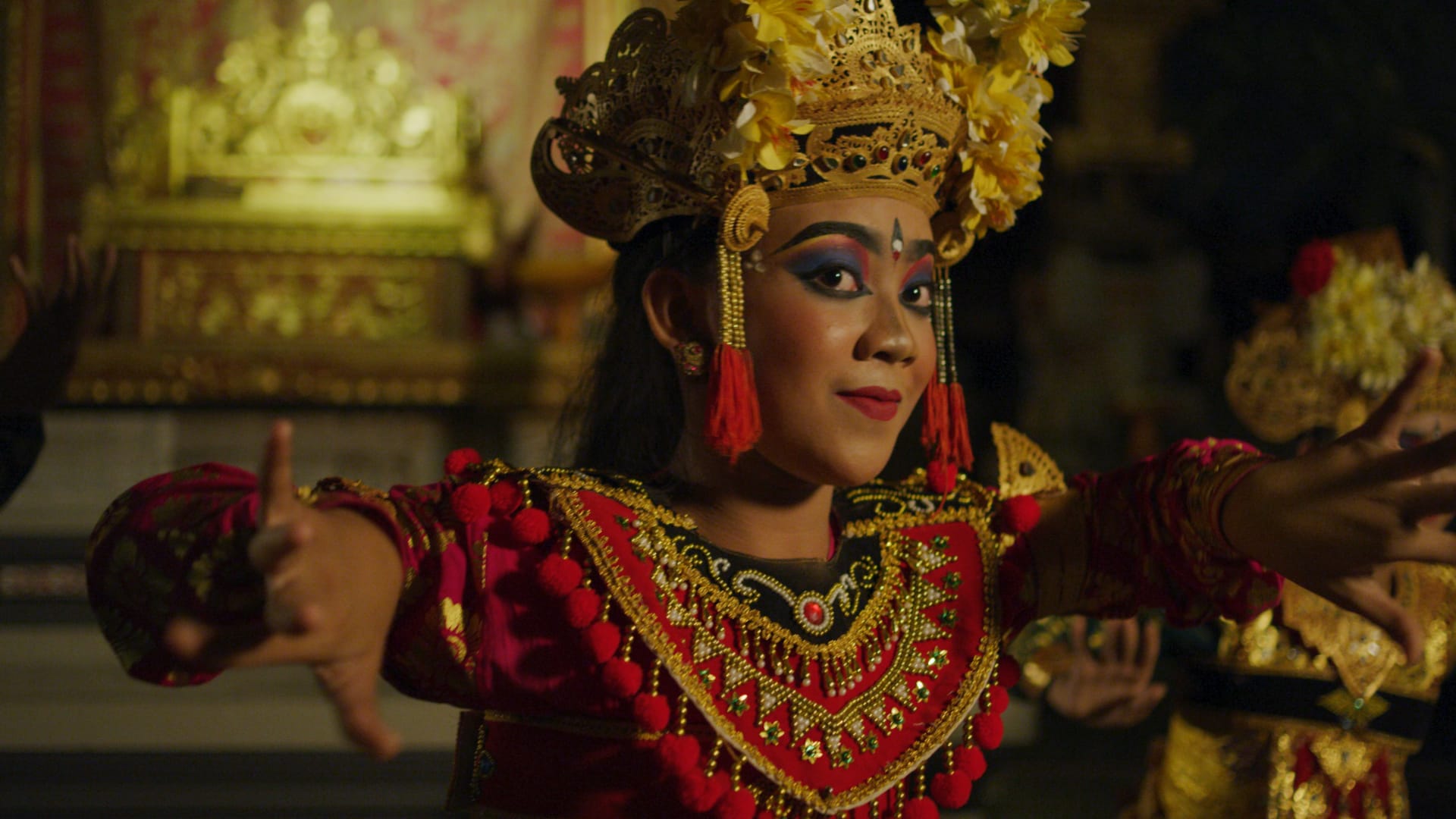 Dançarina balinesa gamelam com roupas vermelha e amarela série Viver para lutar diretor Nik Fonseca foto Renato Passarelli
