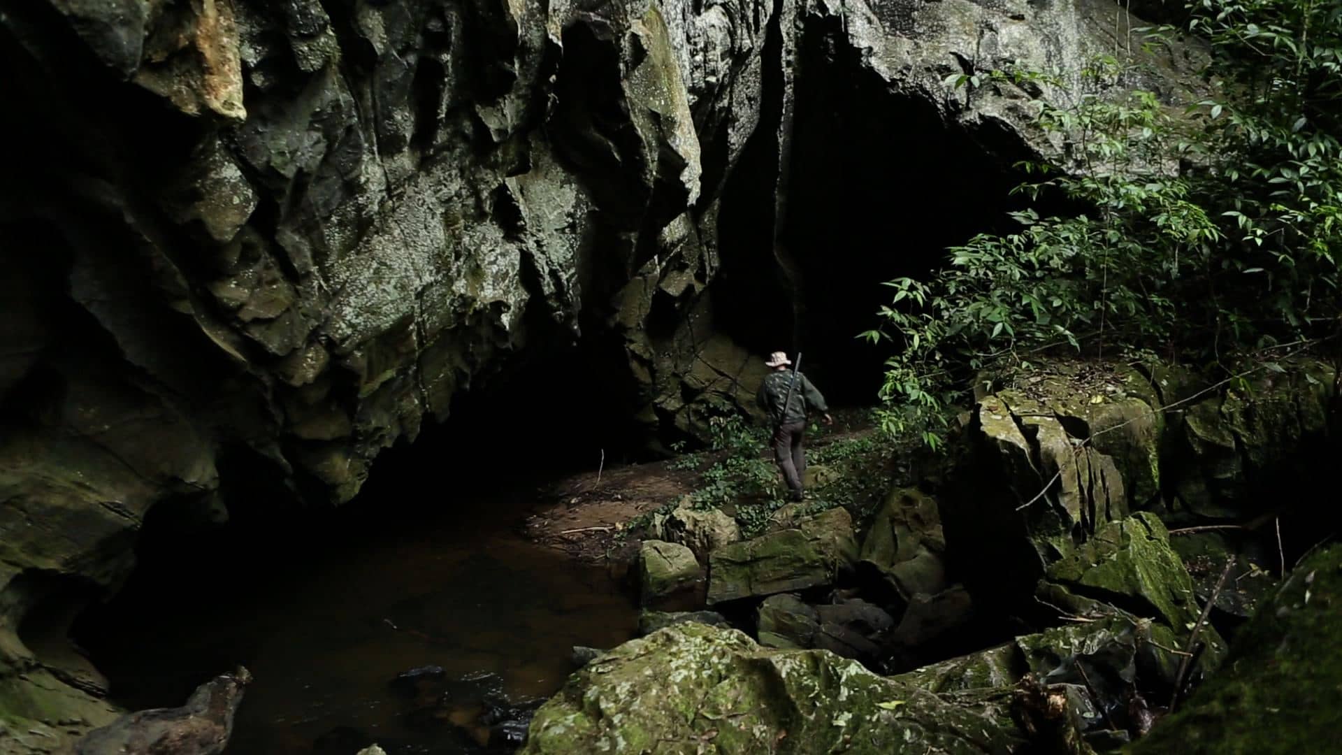 DUAL_BRASIL_S02_EP_4_LEITE_ENTERING_A_CAVE