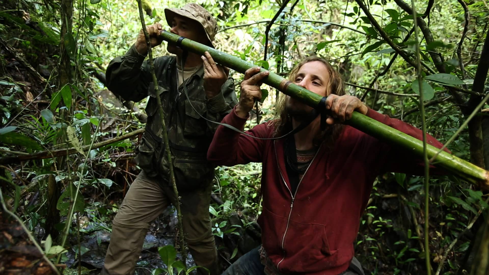 DUAL_BRASIL_S02_EP_4_LEO_AND_LEITE_DRINKING_WATER_ON_A_BAMBU_CANTIL