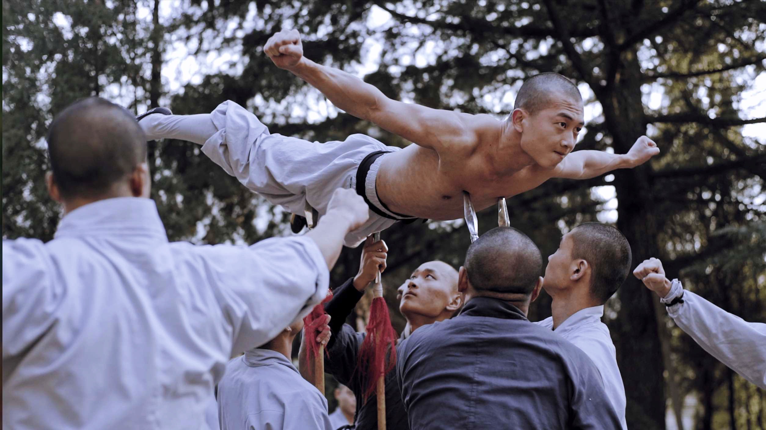 Apresentação Monges shaolin espetando espadas no corpo rodrigo minotauro  kung-fu Viver para lutar diretor nik fonseca